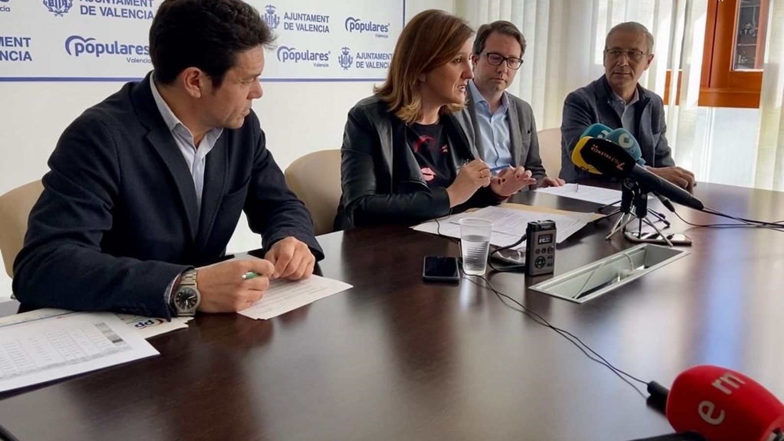 En el centre, la líder del grup municipal del PP a l'ajuntament de València, Mª José Catalá, en una imatge recent
