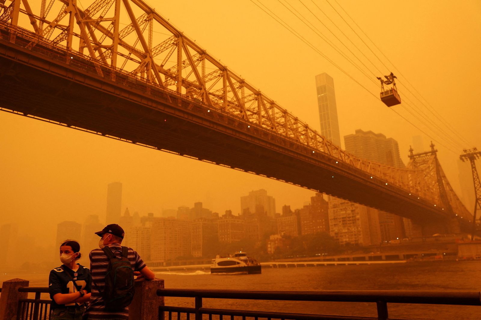 La boirina i el fum dels incendis forestals canadencs emboliquen l'horitzó de Manhattan a Queens Borough, Nova York, els EUA, 7 de juny del 2023