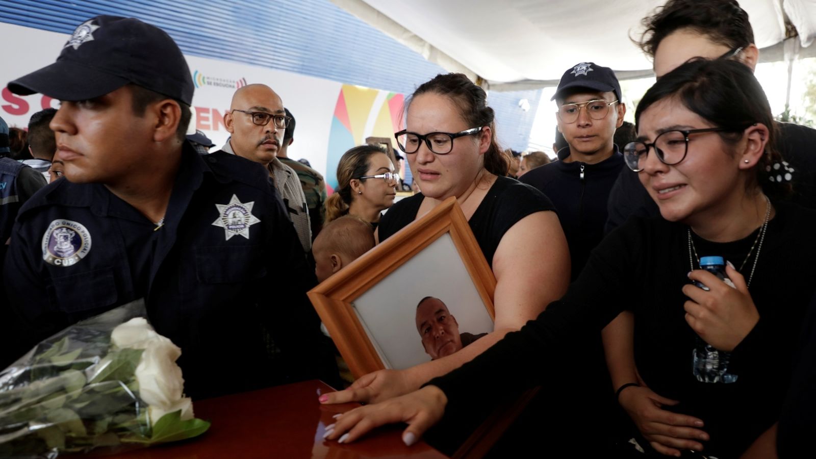 Familiars dels policies assassinats per narcotraficants durant un homenatge organitzat pel govern a Morelia, Mèxic, el 15 d'octubre