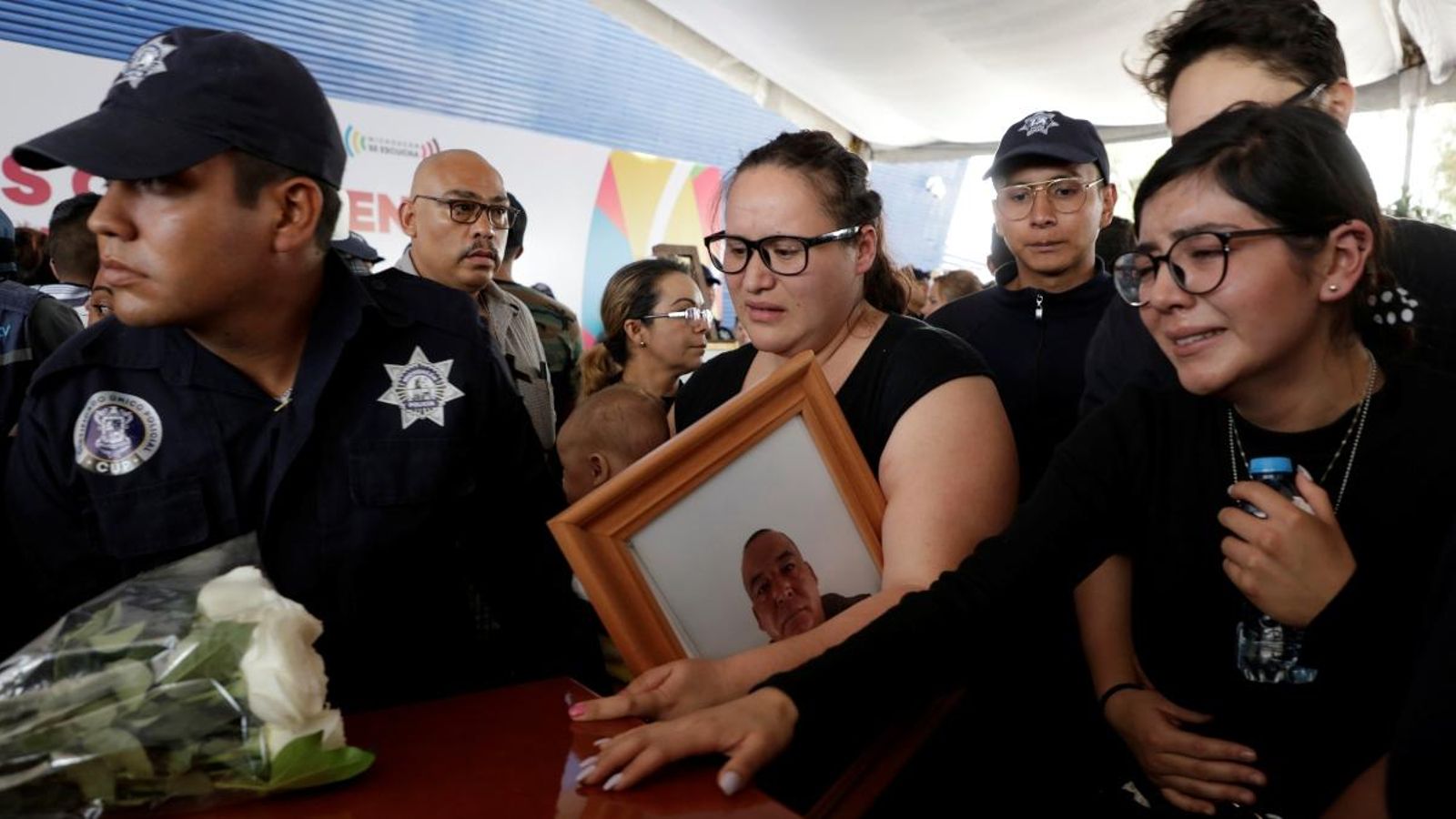 Familiars dels policies assassinats per narcotraficants durant un homenatge organitzat pel govern a Morelia, Mèxic, el 15 d'octubre