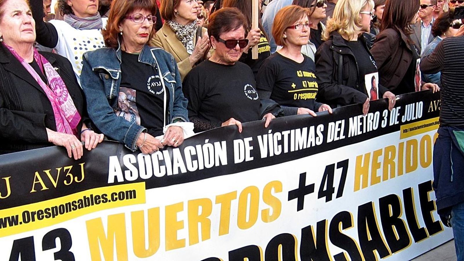 Concentració de protesta dels familiars de les víctimes de l'accident del metro de València Concentració de protesta dels familiars de les víctimes de l'accident del metro de València