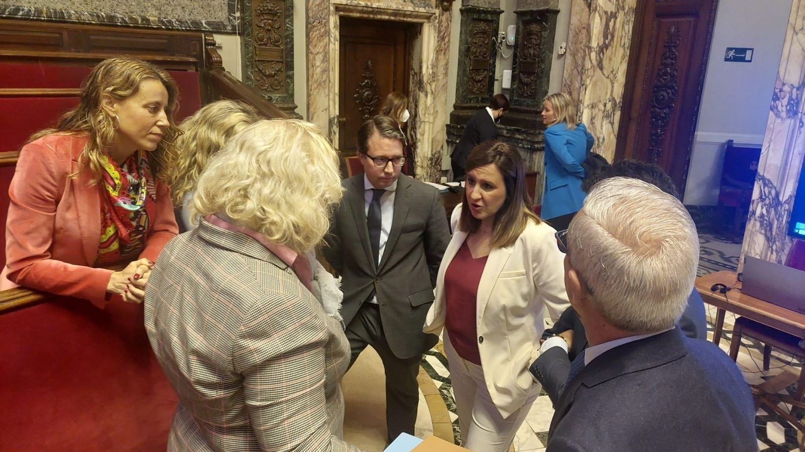 Català abans de la celebració del ple de l'Ajuntament
