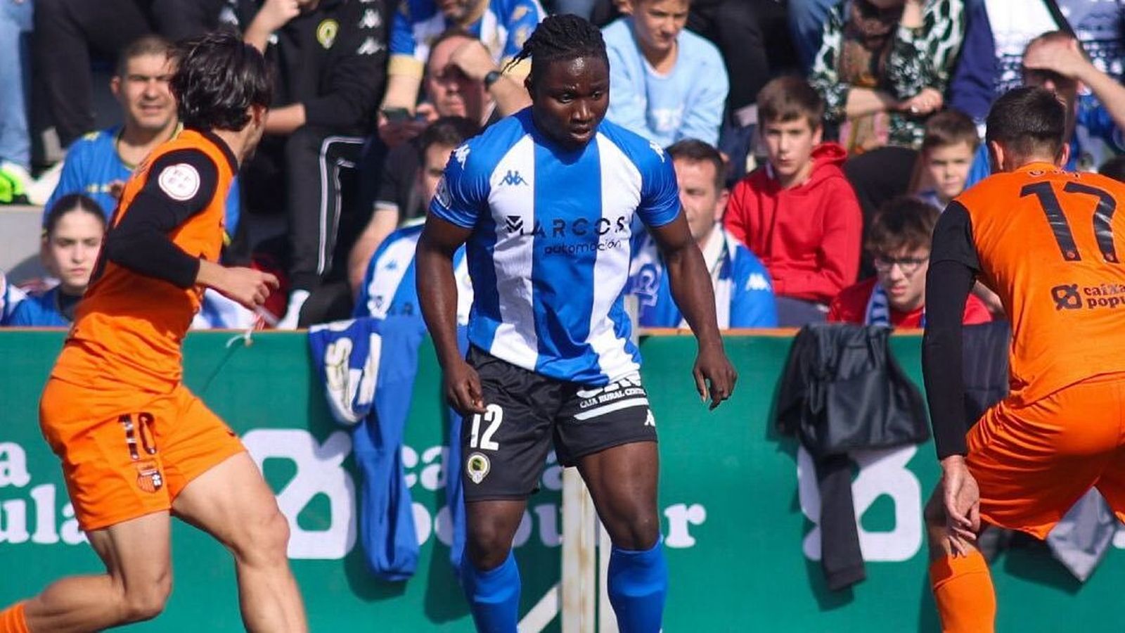 Dos jugadors del Torrent tracten de robar-li la pilora a un de l'Hèrcules