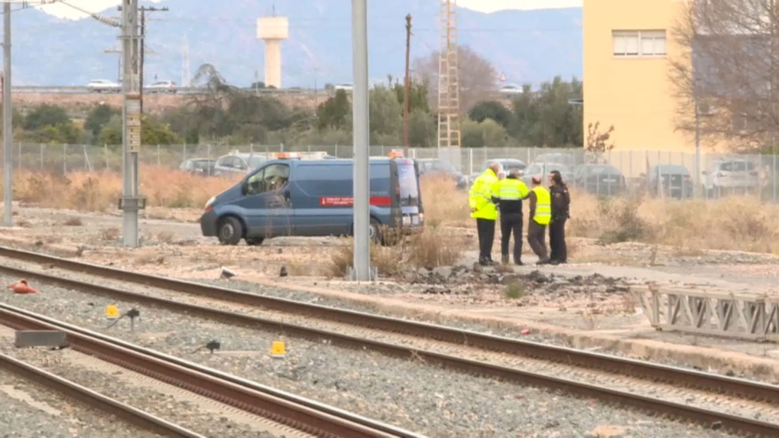 Policia Nacional i operaris d’Adif treballen a les vies on s’ha trobat el cos