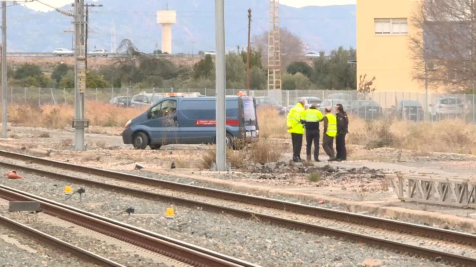 Policia Nacional i operaris d’Adif treballen a les vies on s’ha trobat el cos