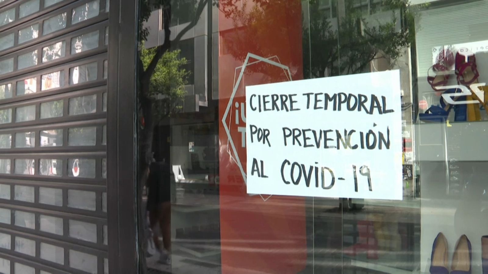 Un local comercial baixa la persiana per la caiguda de l'activitat després de la declaració de l'estat d'alarma