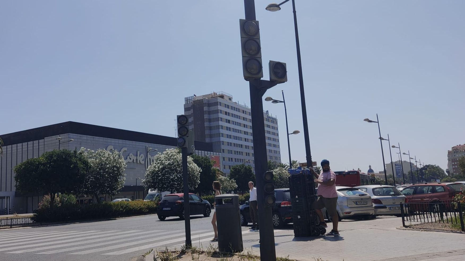 Un semàfor sense funcionar, davant un centre comercial de Campanar