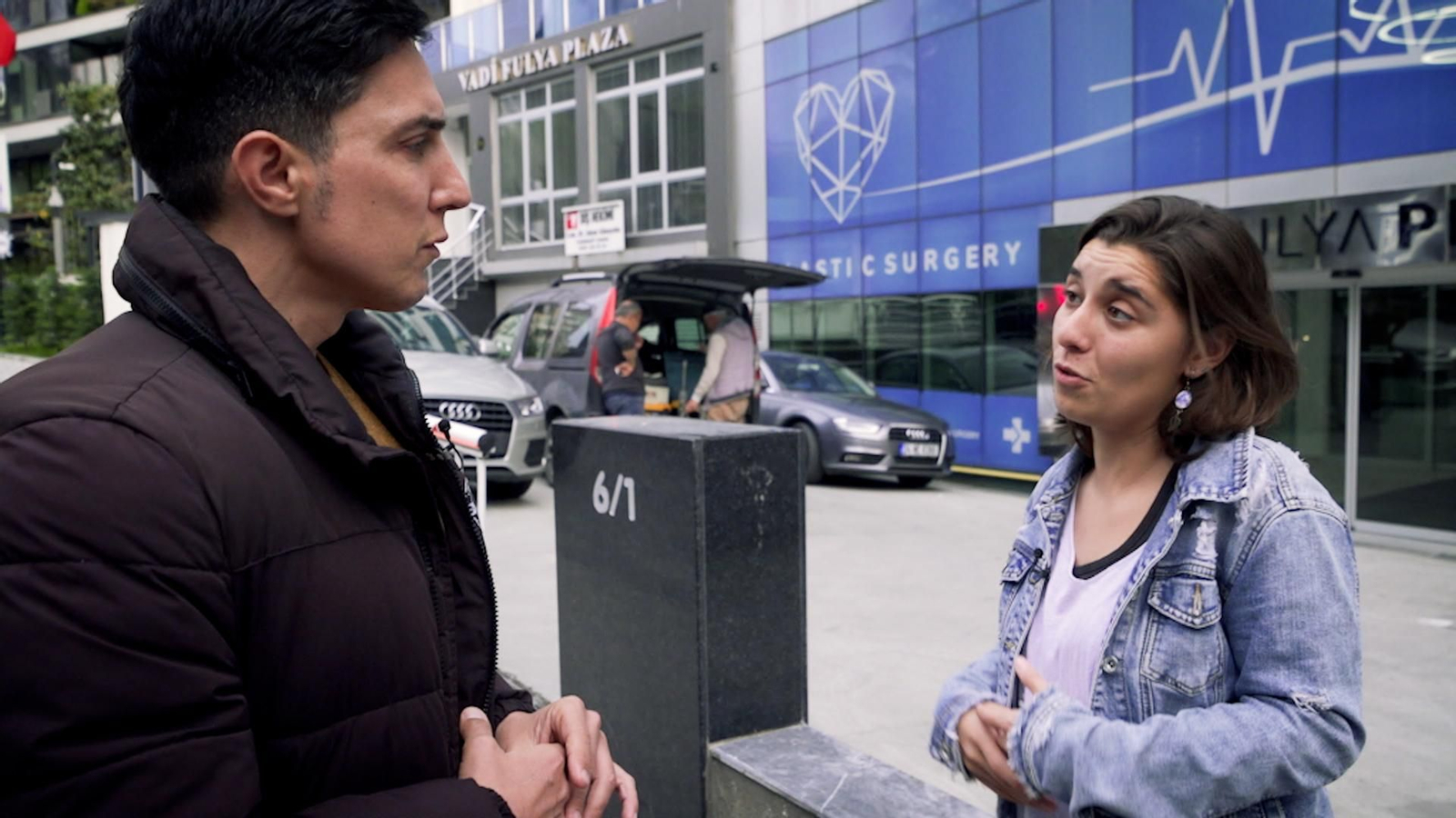 El presentador Bérnar Giménez acompanya a Daniela, turista sanitària a Turquia