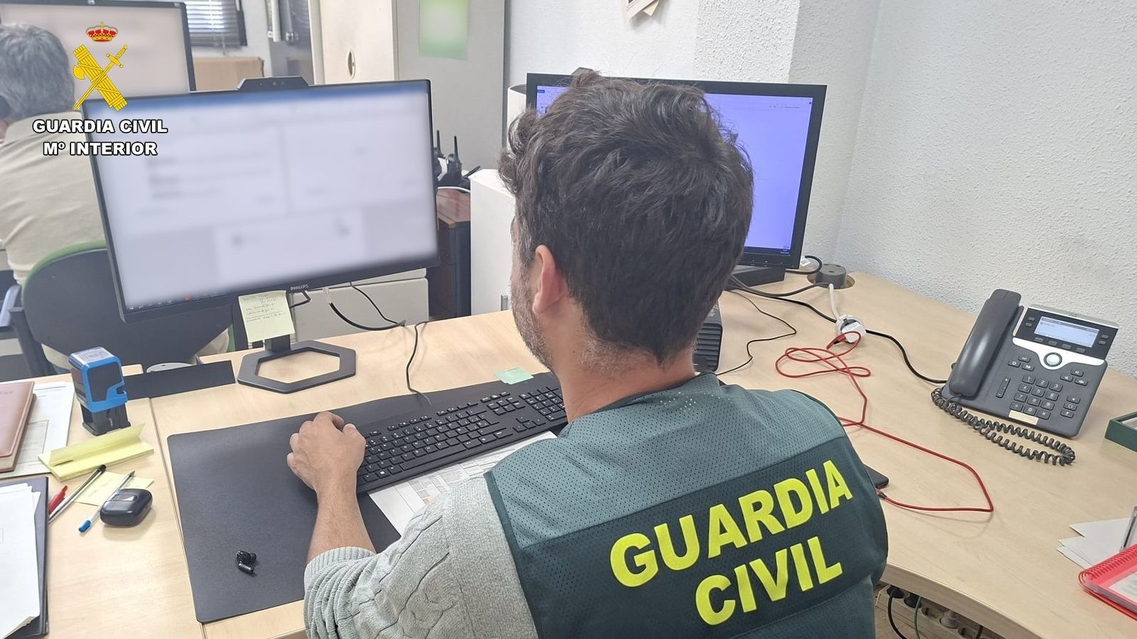 Agent de la Guàrdia Civil de València en tasques d'investigació