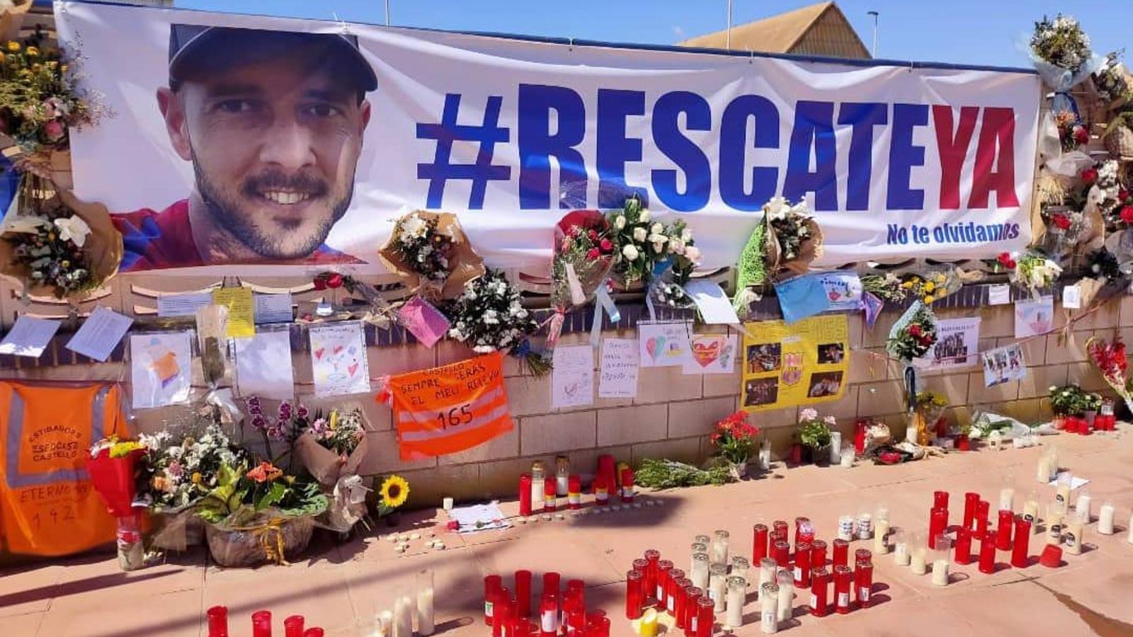 Zona del port de Castelló amb flors i ciris que recorden l'estibador de Castelló