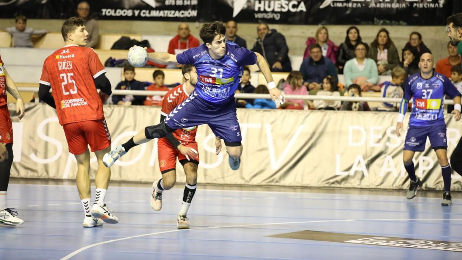 Edu Calle fa un llançament a porteria