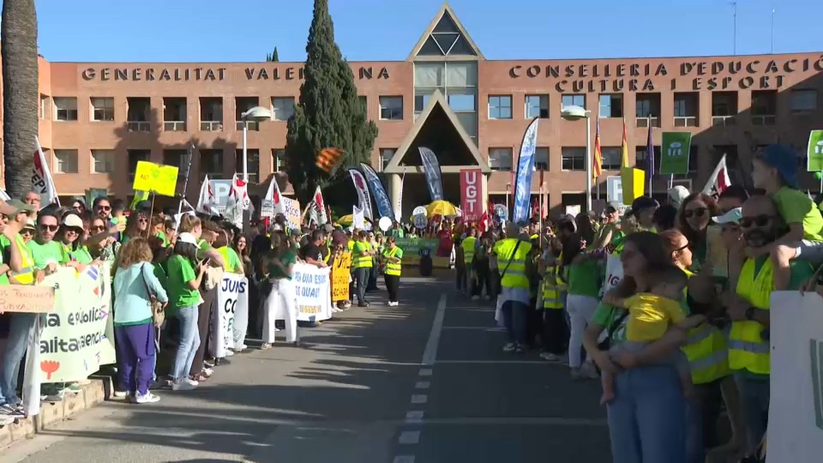 Concentracio a les portes de la Conselleria d'Educació