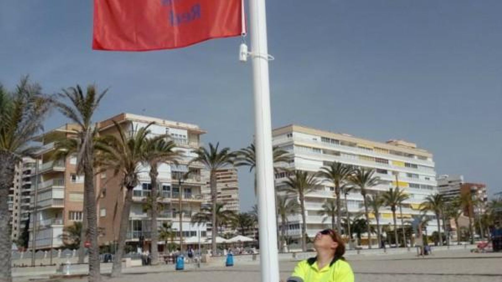 Bandera roja a la platja de Sant Joan a Alacant per la presència de la caravel·la portuguesa