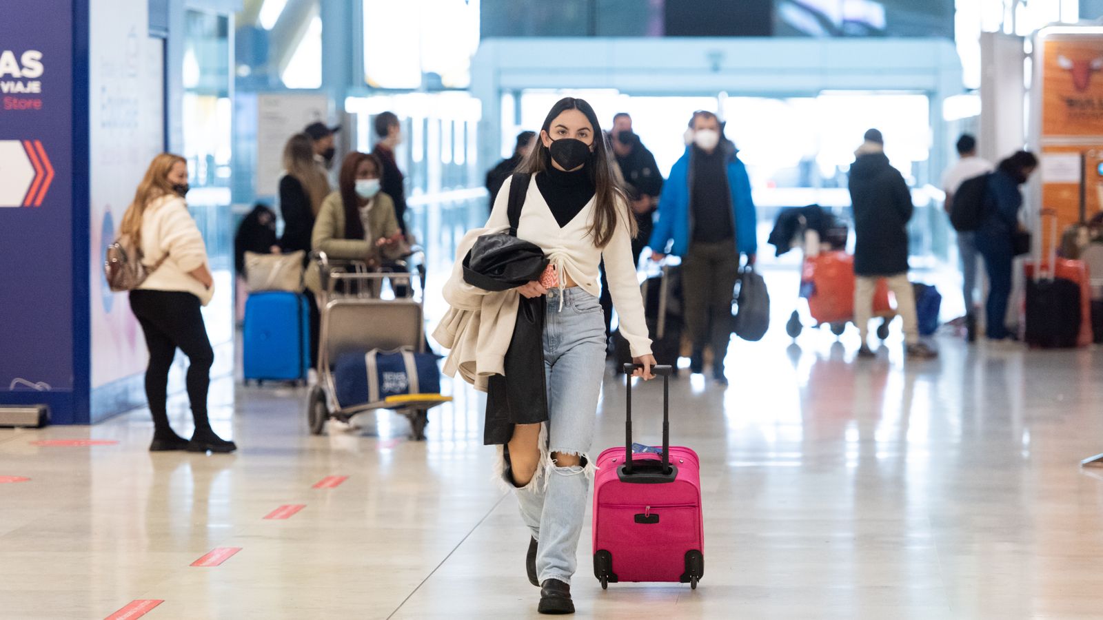 Una jove en l'aeroport d'Adolfo Suárez, a Madrid, en una imatge d'arxiu