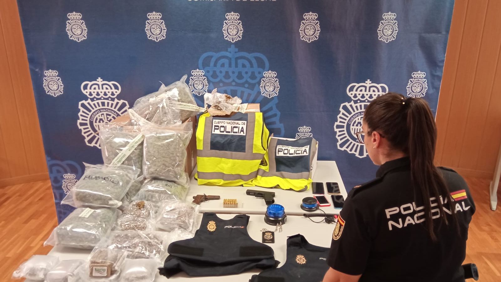 La droga, pistoles i material simulat de policia confiscat en l'operació