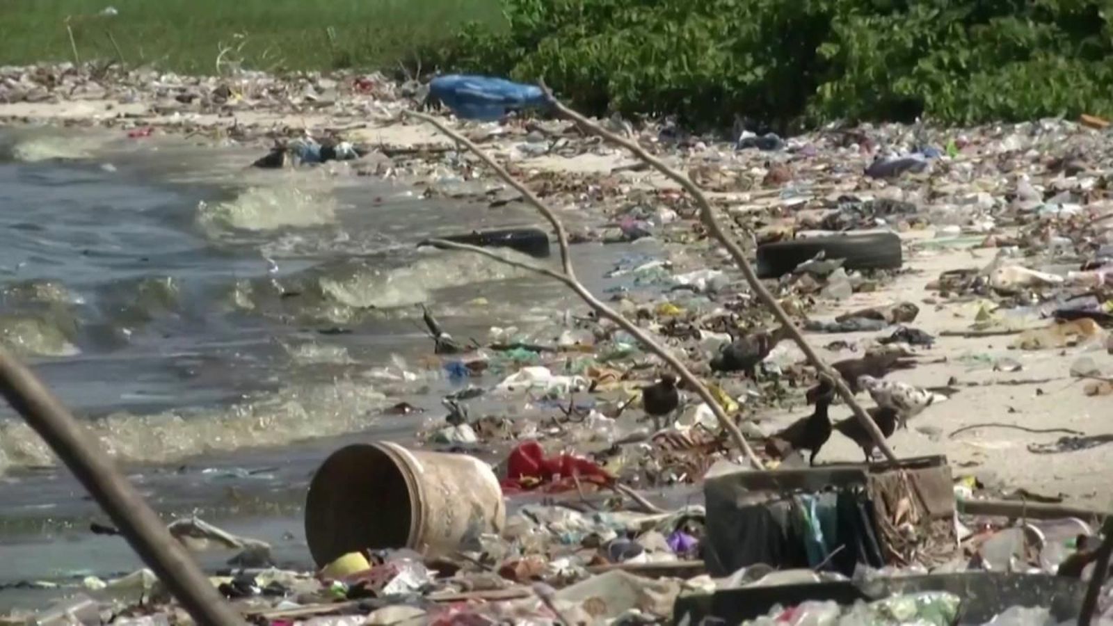Set milions de tones de plàstic naveguen pels oceans de tot el món
