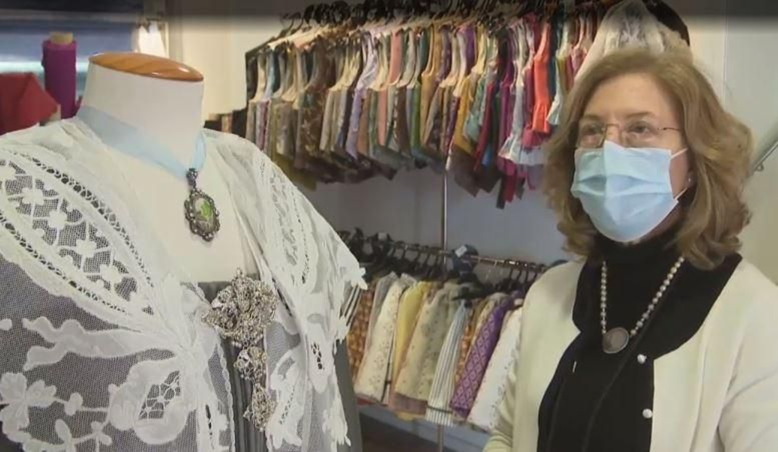 Alejandrina, propietària de tenda d'indumentària tradicional a Castelló