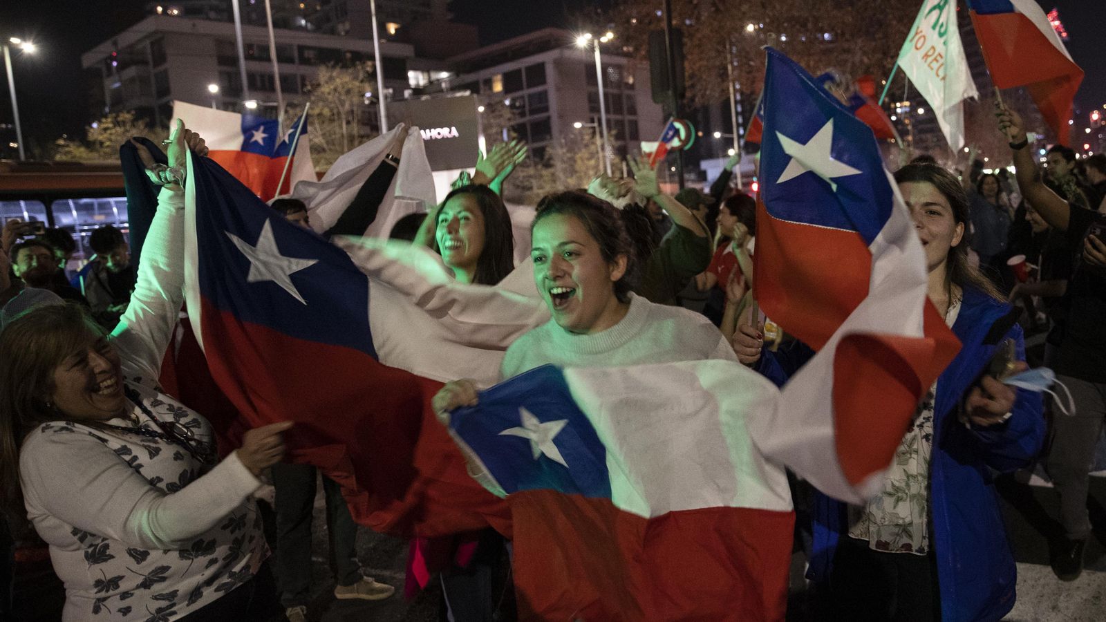 Adherents de l'opció "Rebuig" celebren hui el resultat del plebiscit constitucional, en la comuna de Las Condes a Santiago (Xile)