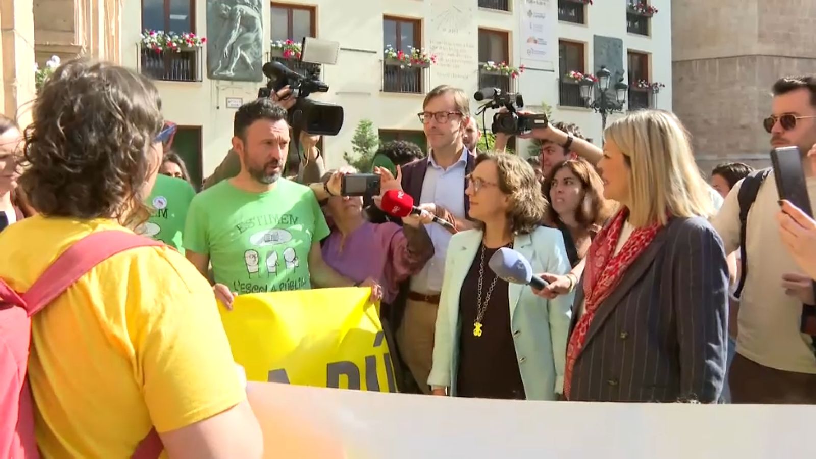 La consellera d'Educació, Carmen Ortí, atén els representants sindicals que l'han rebuda amb pancartes a Castelló de la Plana