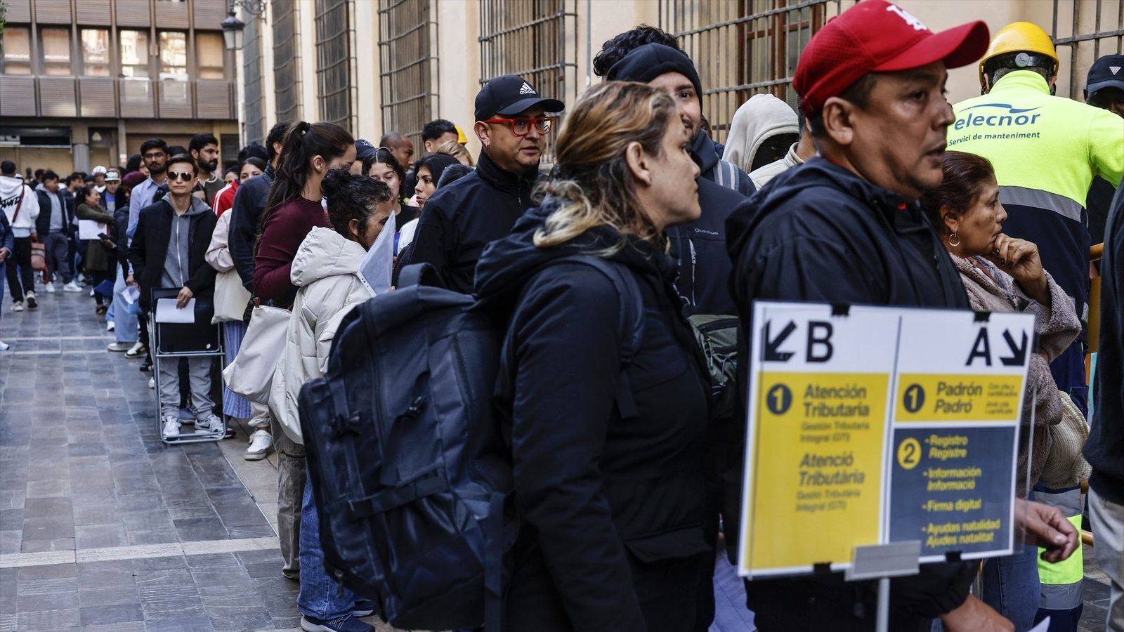 Cues de migrants a les portes del padró municipal de València per a sol·licitar certificats necessaris per a la regularització