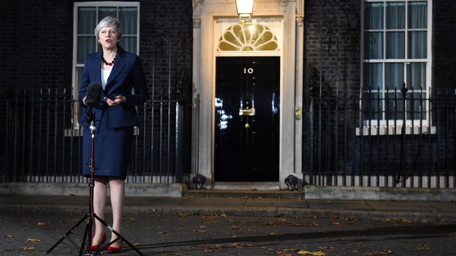 La primera ministra, Theresa May, en una declaració davant de la seua residència oficial de Downing Street. Andy Rain (Efe)