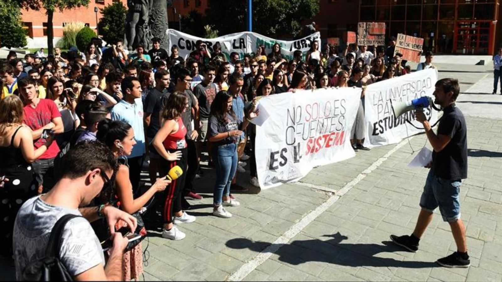 Concentració estudiantil en protesta contra els escàndols de la URJC Concentració estudiantil en protesta contra els escàndols de la URJC