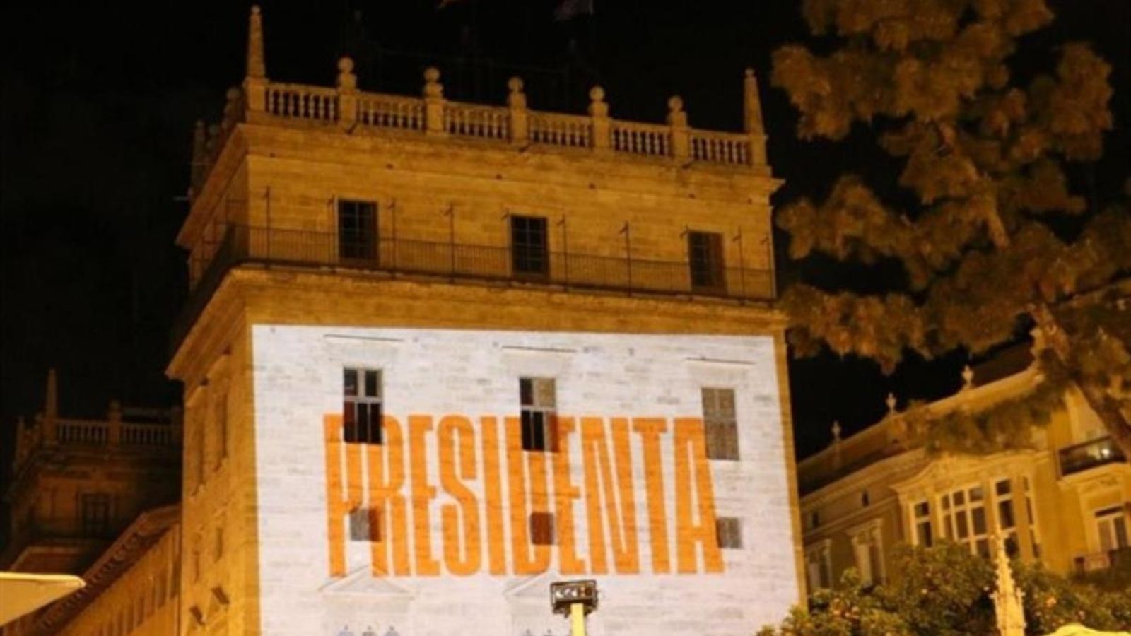 Cartell que Compromís va projectar sobre la façana del Palau en l'acte de tancament de campanya