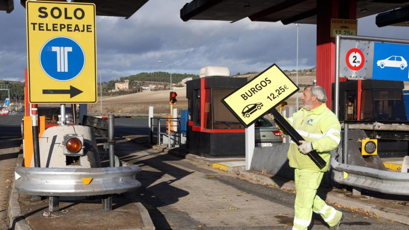 Un operari retira la senyalització del peatge a l'AP-1 Un operari retira la senyalització del peatge a l'AP-1