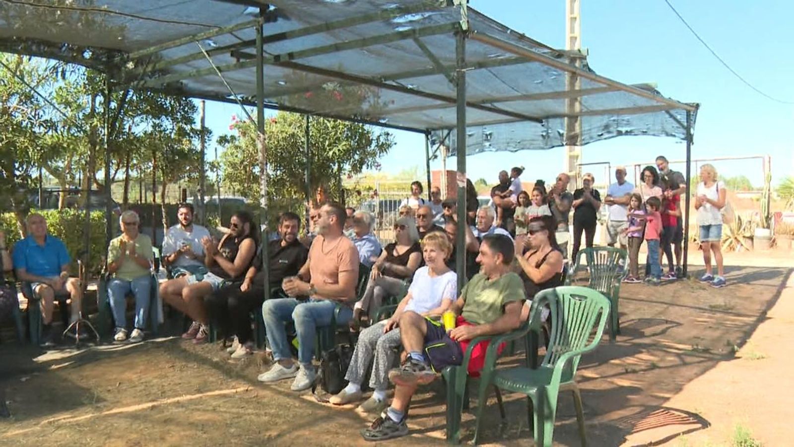 El veïnat afectat s'ha reunit aquest diumenge a Sant Antoni de Benaixeve per a prendre mesures