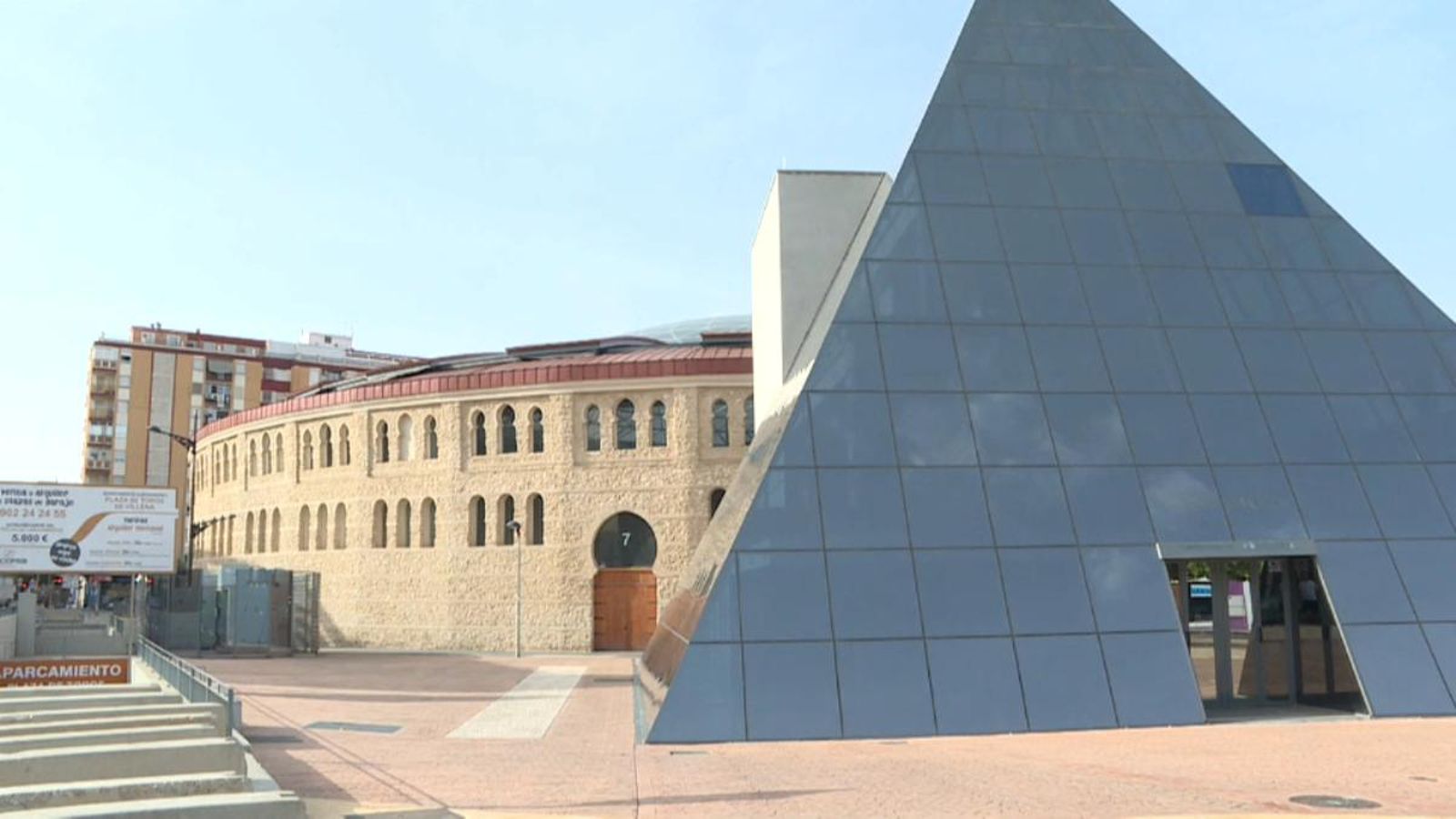 La plaça de bous de Villena és un edifici multifuncional amb una capacitat per a 4.000 persones