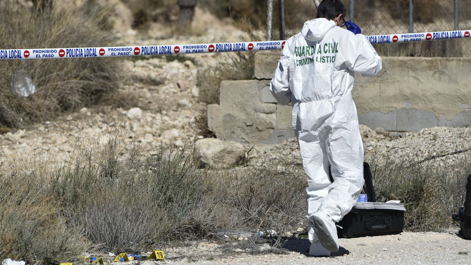 Agent de la Guàrdia Civil classifica proves en l'aparcament de camions d'Abanilla (Múrcia), on ha aparegut morta la turista de Singuapur