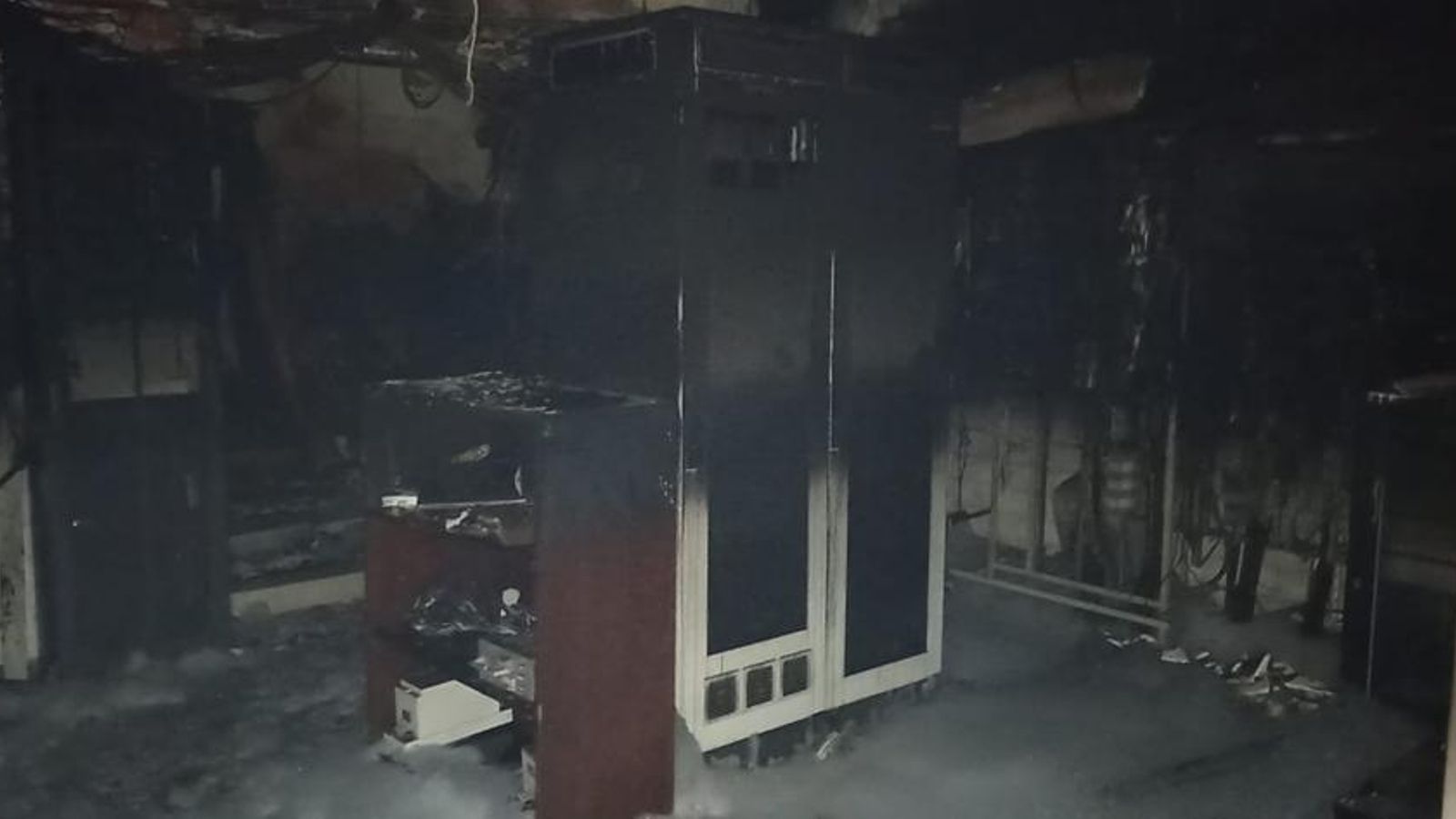 L'incendi ha calcinat per complet l'edifici tècnic de l'estació de Massalfassar