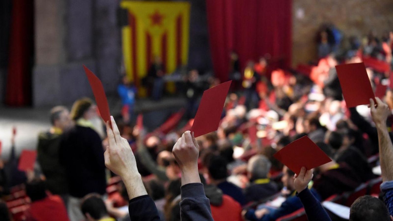 El consell polític de la CUP, durant la seua reunió a Cervera (Lleida)