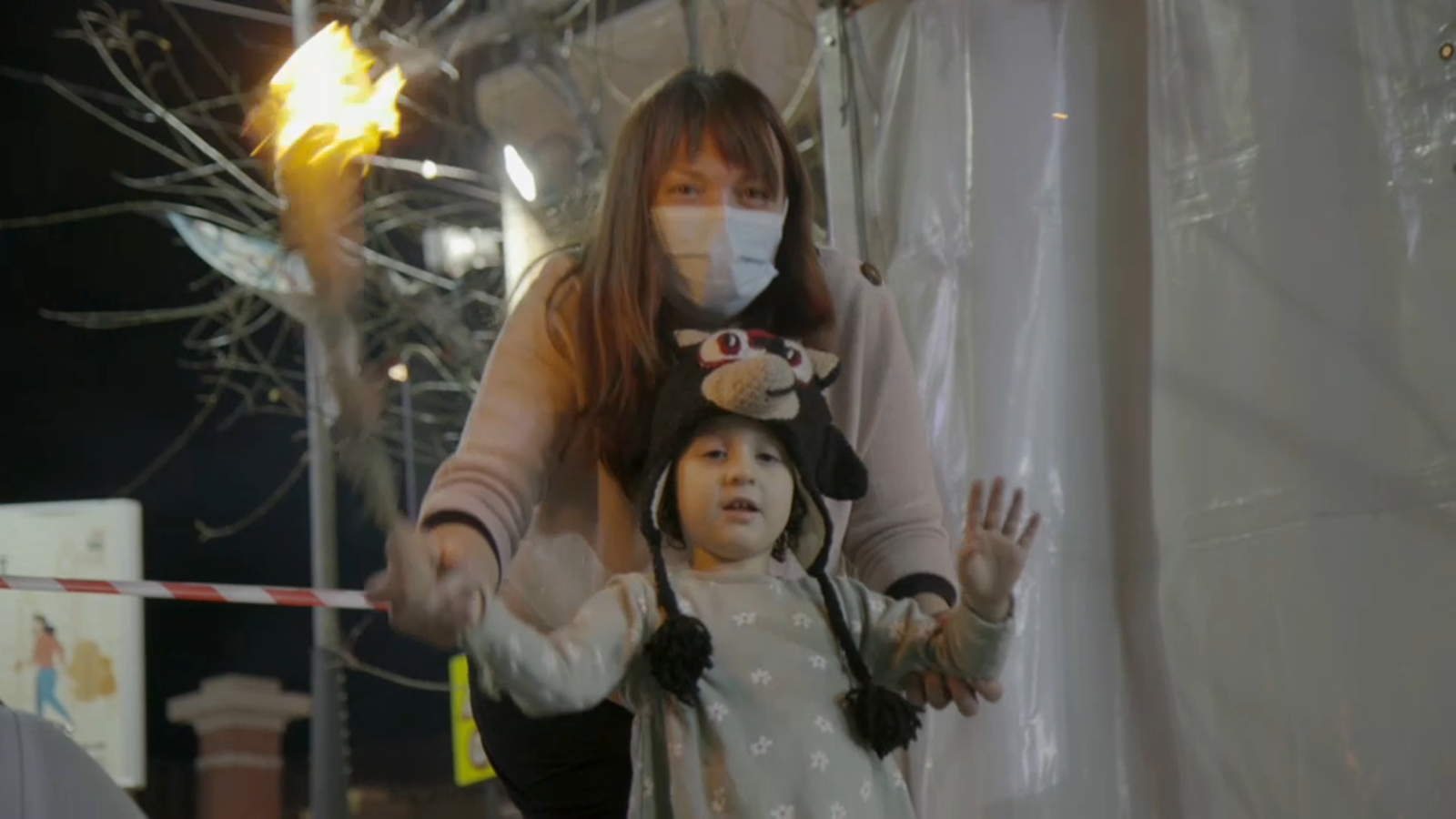 Una xiqueta roda un fatxo amb companyia de sa mare