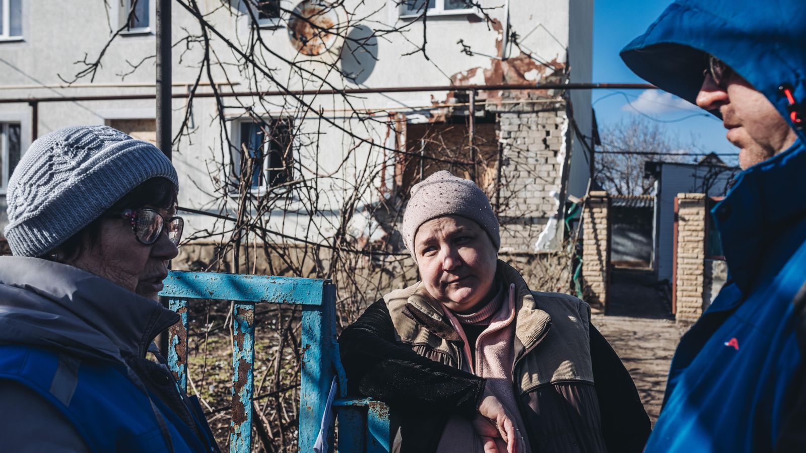 La propietària de la casa on va caigut un projectil en Novoluhans'ke, Oblast de Donetsk (Ucraïna) aquest dimecres