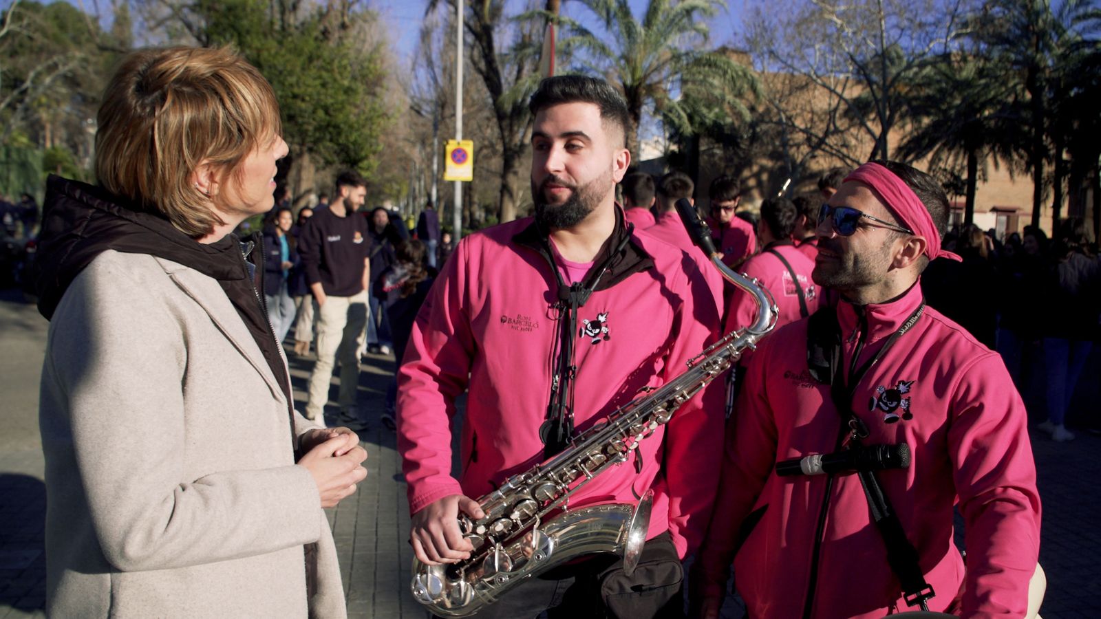 La periodista Jose Sáez i l'equip de Zoom recorren les festes valencianes i s'endinsen en penyes, falles, barraques, comparses, filaes, comissions i confraries