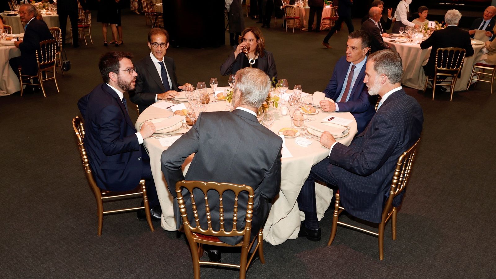 El rei Felip VI, el president del govern Pedro Sánchez, l'alcaldessa de Barcelona Ada Colau, i el president de la Generalitat Pere Aragonés, durant el sopar inaugural del Mobile World Congress.
