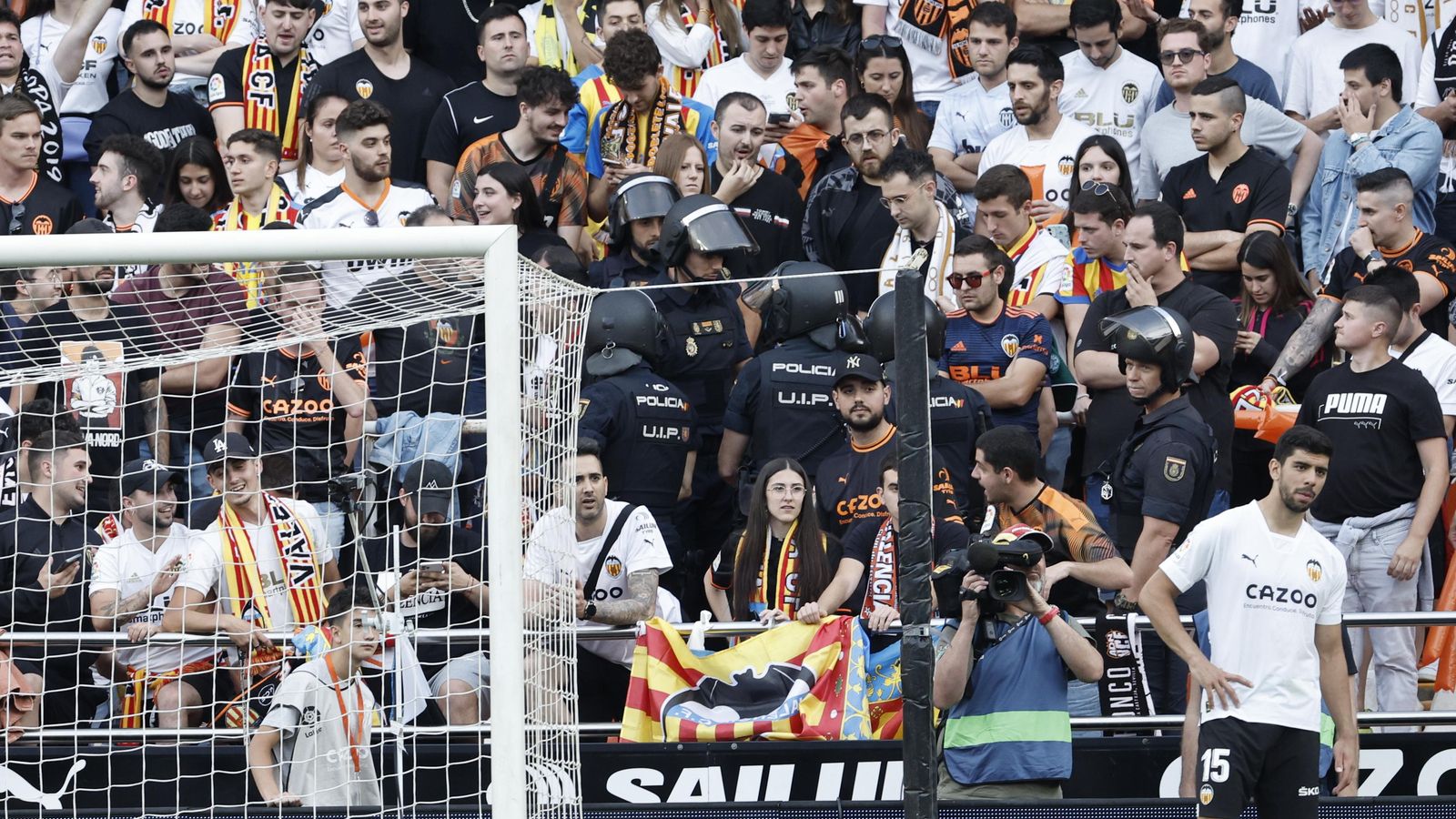 La policia va intervindre en la graderia Mario Alberto Kempes després de les queixes del jugador del Reial Madrid El jugador del Reial Madrid, Vinícius Junior, va tractar d'abandonar el terreny de joc pels crits racistes