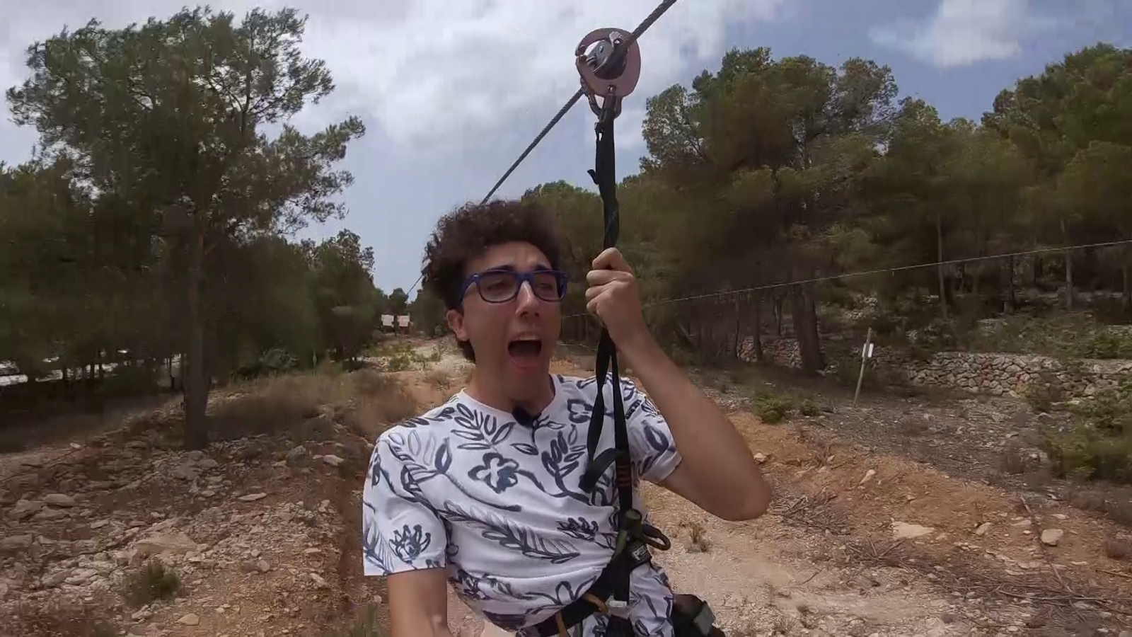 El repte de La Colla | Volant entre pins