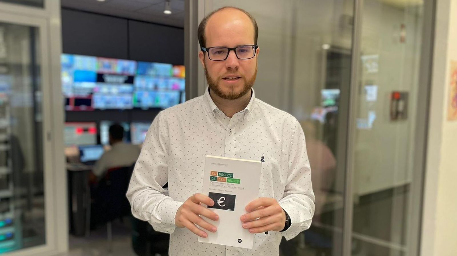 El periodista Moisés Pérez posa amb el seu llibre ‘El negoci de les aules. L'ensenyament privat i concertat al País Valencià’,