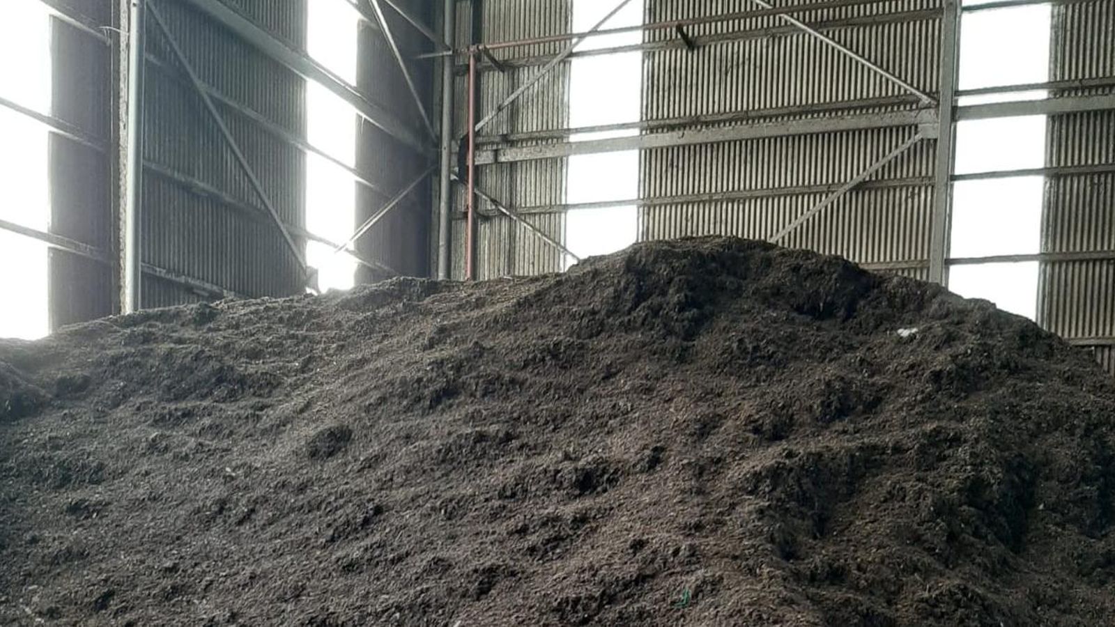 Compost fet amb residus del contenidor de fem orgànic