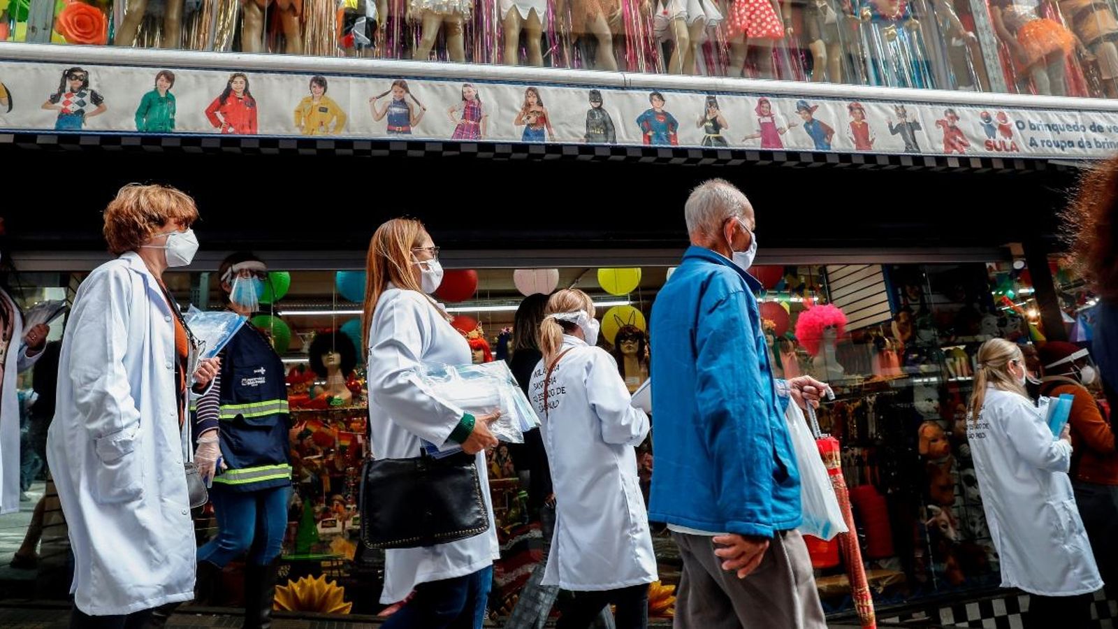Personal sanitari durant un control sobre l’ús obligatori de la mascareta en el centre de Sao Paulo