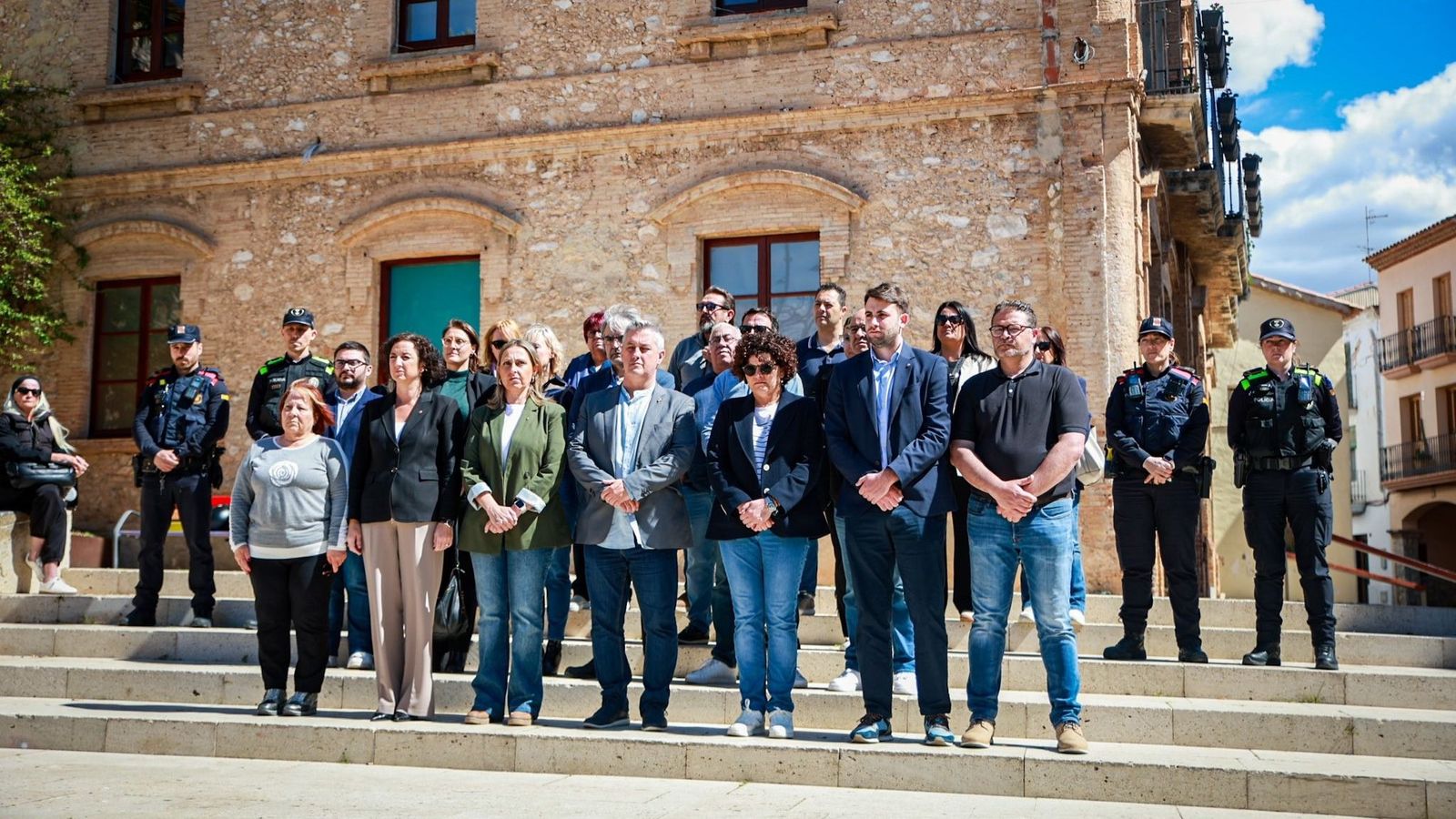 L'equip de govern local i les conselleres catalanes Romero i Menor, durant la concentració este diumenge