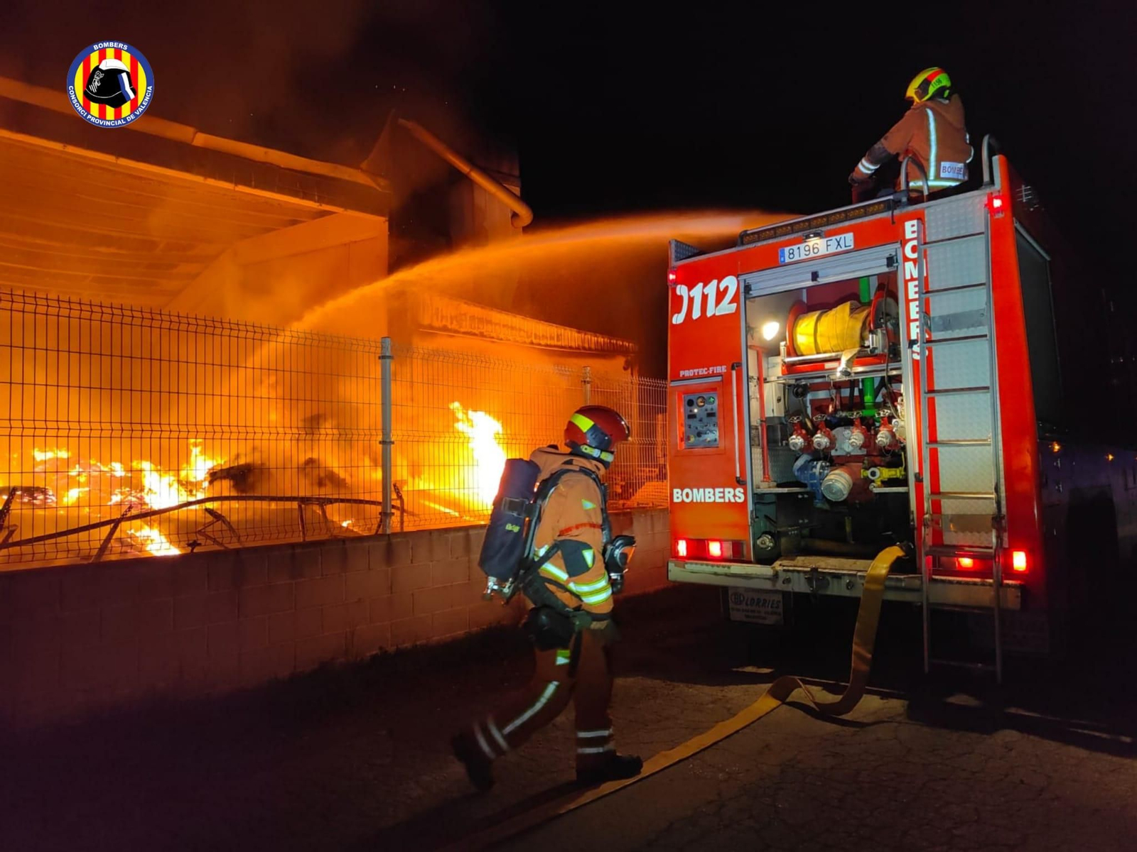 Imatge dels treballs d'extinció dels bombers