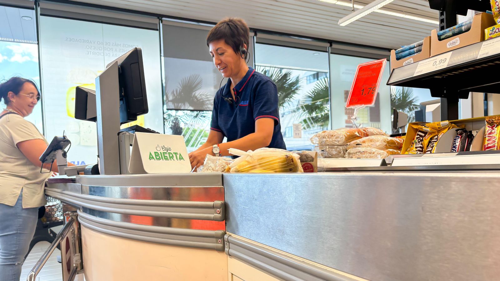 Una caixera en un supermercat a Alacant
