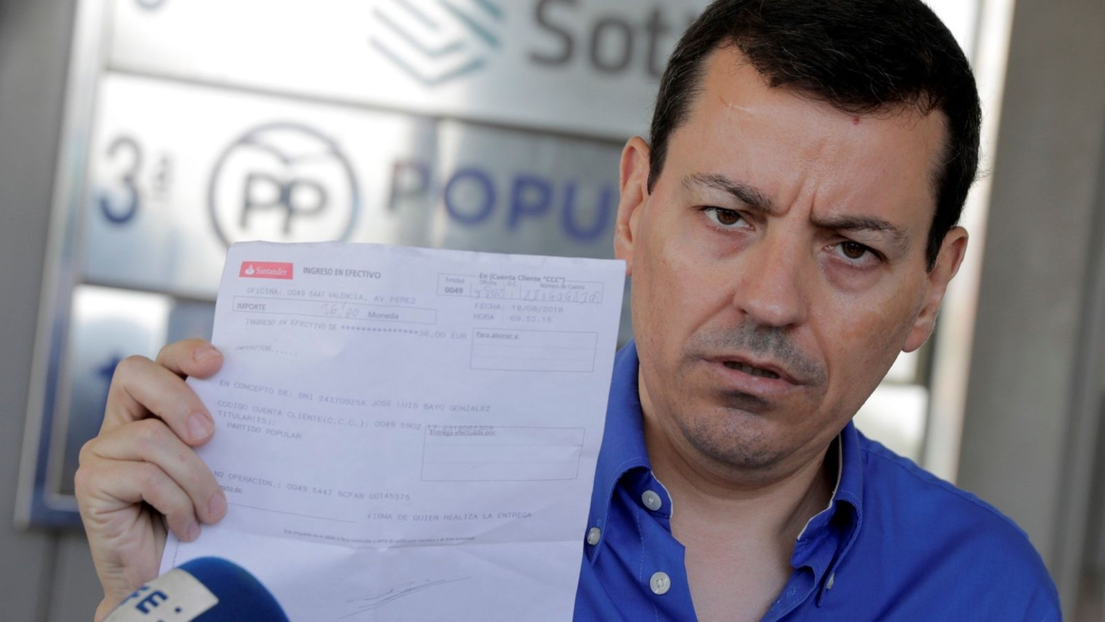 José Luis Bayo mostra el rebut del pagament de la quota del partit