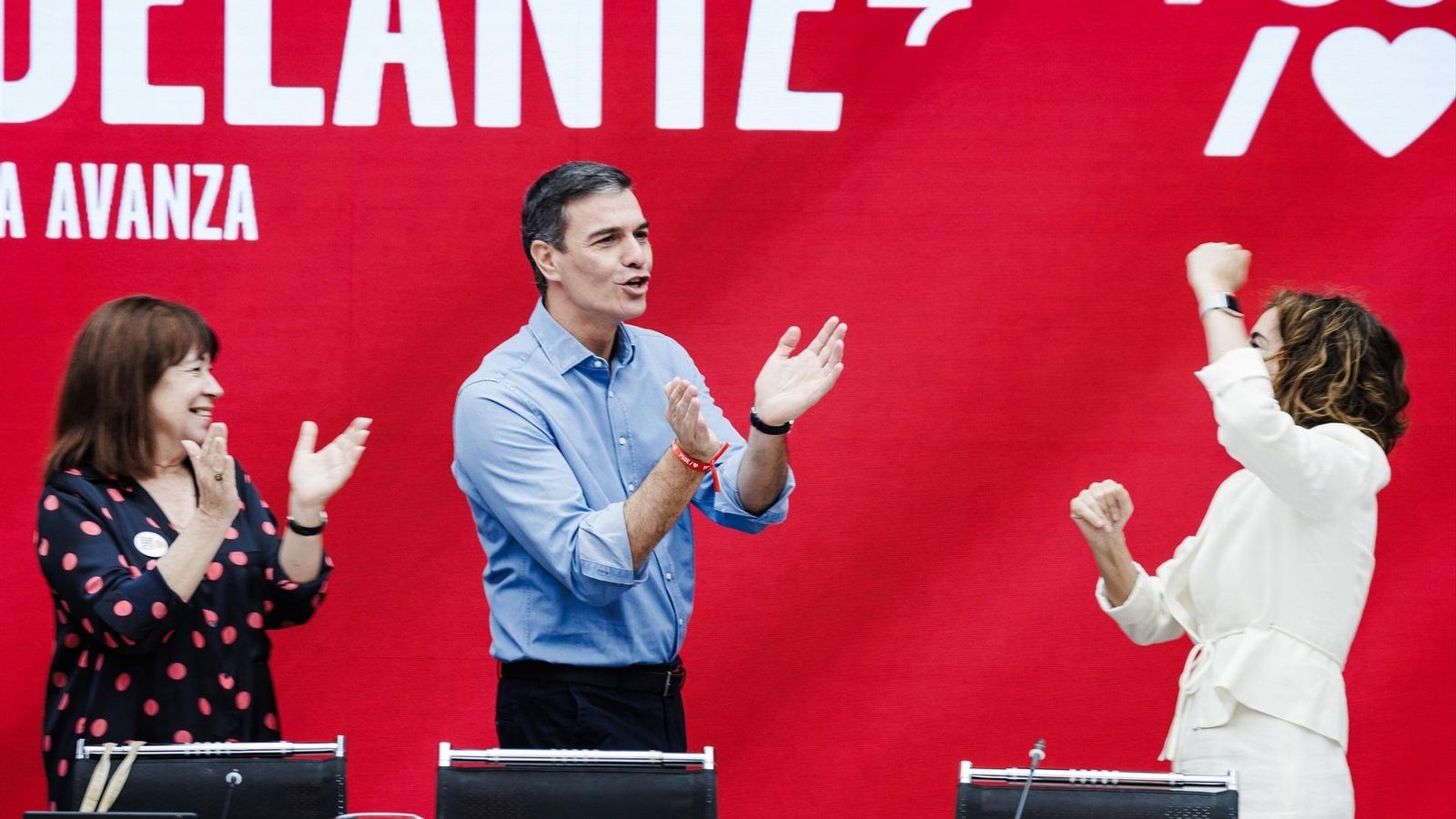 La vicepresidenta del Senat en funcions i presidenta del PSOE, Cristina Narbona; el president del govern espanyol en funcions i secretari general del PSOE, Pedro Sánchez; i la ministra d'Hisenda en funcions, María Jesús Montero, durant l'executiva federal del PSOE aquest dilluns