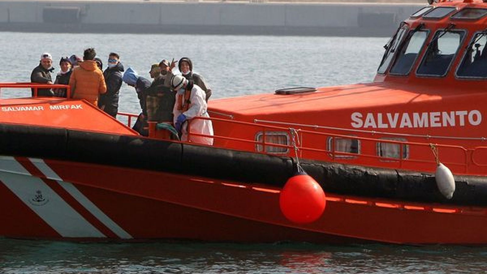 Imatge d'arxiu del rescat d'una pastera en la costa d'Alacant