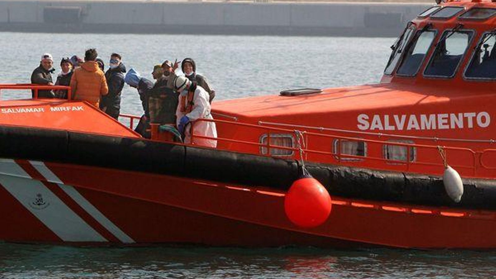 Imatge d'arxiu del rescat d'una pastera en la costa d'Alacant