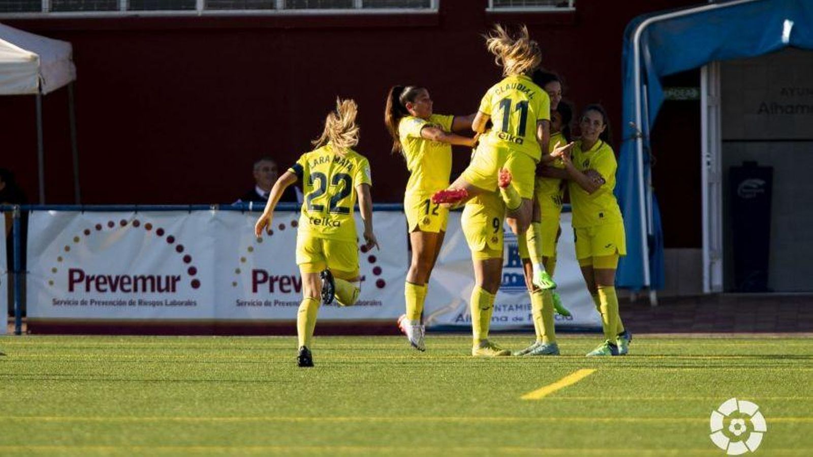Les jugadores groguetes celebren el gol